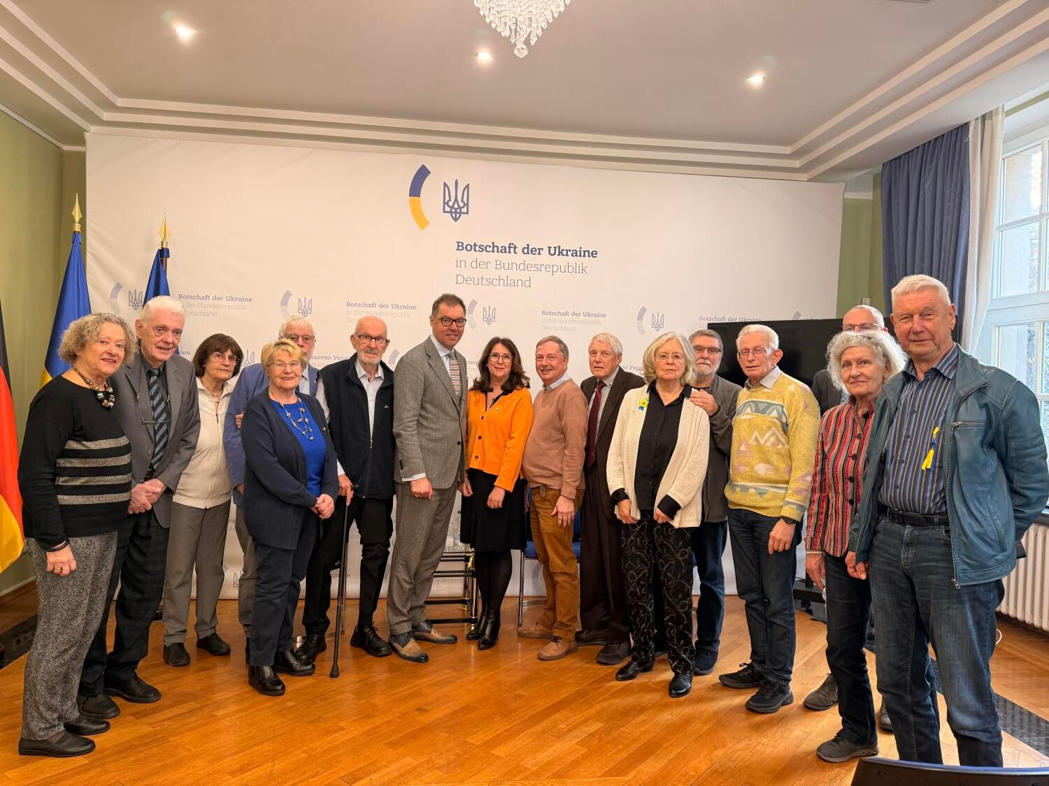 1. Dezember 2025: Städtepartnerschaftsverein zu Gast in der Ukrainischen Botschaft. Botschafter Oleksij Makejew (7.v.l.) posiert u.a. mit Altbezirksbürgermeister Norbert Kopp (4.v.r.), dem stellv. Vorsitzenden des Städtepartnerschaftsvereins Rolf Breidenbach (8.v.r.) und Vereinsvorstandsmitglied Olga Pischel (rechts neben dem Botschafter).