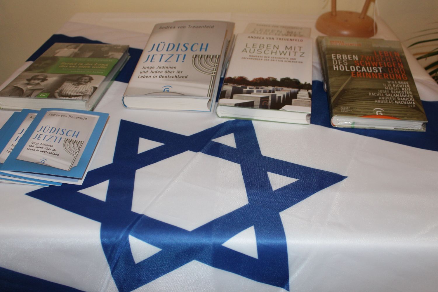 Büchertisch mit Israel-Literatur