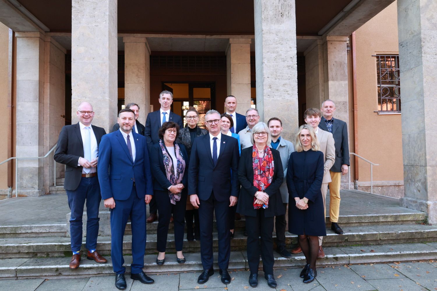 Hintere Reihe: v.l.n.r. Bezirksstadtrat a.D. Michael Karnetzki, Adam Kozak (Naleczów), Grzegorz Pluta (Poniatowa), Christian Urlaub (Städtepartnerschaftsbeauftragter Bezirksamt); mittlere Reihe: v.l.n.r. Bezirksstadtrat Tim Richter, Dr. Aneta Mazur (Poniatowa), Katarzyna Gawdzik (Naleczów), Rolf Breidenbach (stellv. Vorsitzender Städtepartnerschaftsverein), Alexander Kräß (BVV-Verordneter), Sebastian Leskien (Vorsitzender Städtepartnerschaftsverein); vordere Reihe: v.l.n.r. Bürgermeister Wieslaw Pardyka (Naleczów), Bezirksbürgermeisterin Maren Schellenberg, Bürgermeister Pawel Karczmarczyk (Poniatowa), Bezirksstadträtin Cerstin Richter-Kotowski, Dorota Kunz (Dolmetscherin)