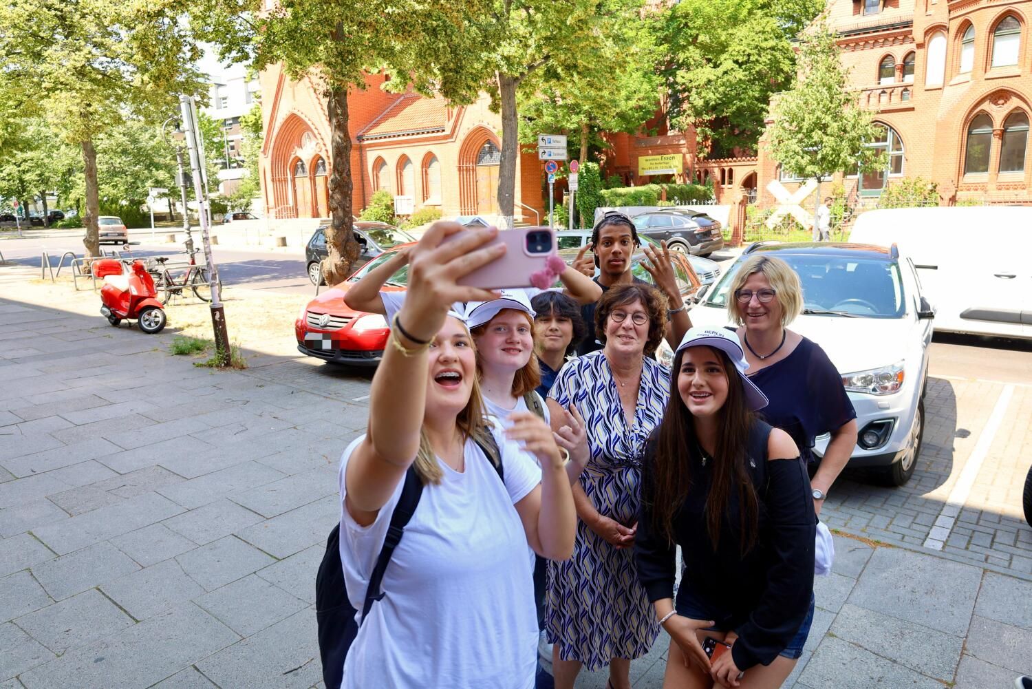 26. Juni 2025: Selfie mit Bezirksbürgermeisterin - Schülerinnen und Schüler der Gail-S.-Halvorsen-Schule mit Maren Schellenberg (MItte) vor dem Rathaus Zehlendorf
