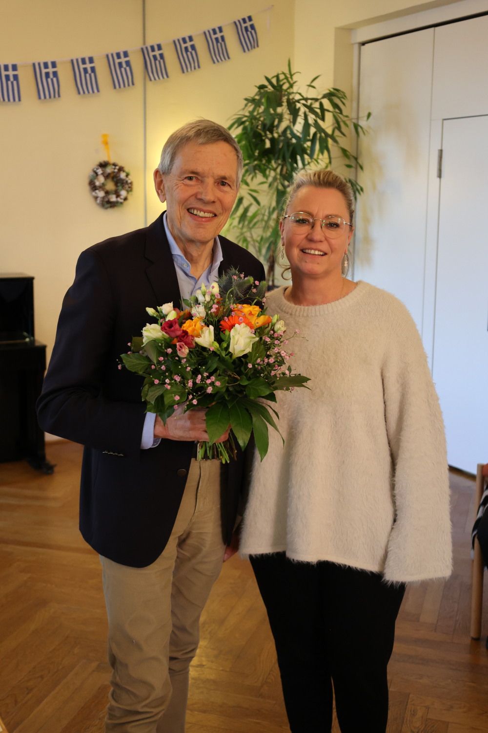 Lasst Blumen sprechen: Generalkonsul a.D. Walter Stechel zu Gast im Kommunikationszentrum am Ostpreußendamm; rechts im Bild Freizeitstättenleiterin Stefanie Müller