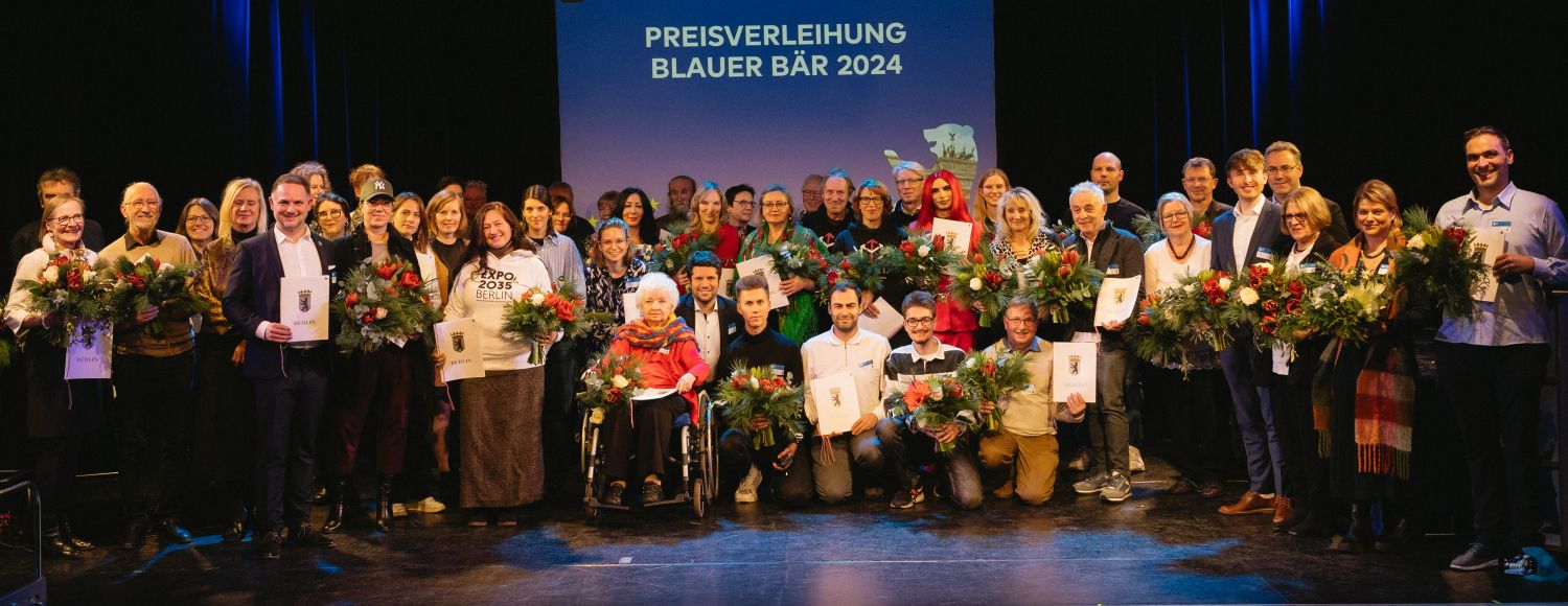 5. Dezember 2024: Mitglieder des Städtepartnerschaftsvereins Steglitz-Zehlendorf e.V. werden mit dem Europapreis "Blauer Bär" geehrt. In der Abbildung sind Sebastian Leskien (1. Reihe, 4.v.r.) und Gisela Pflug (3.v.r.) zu sehen.