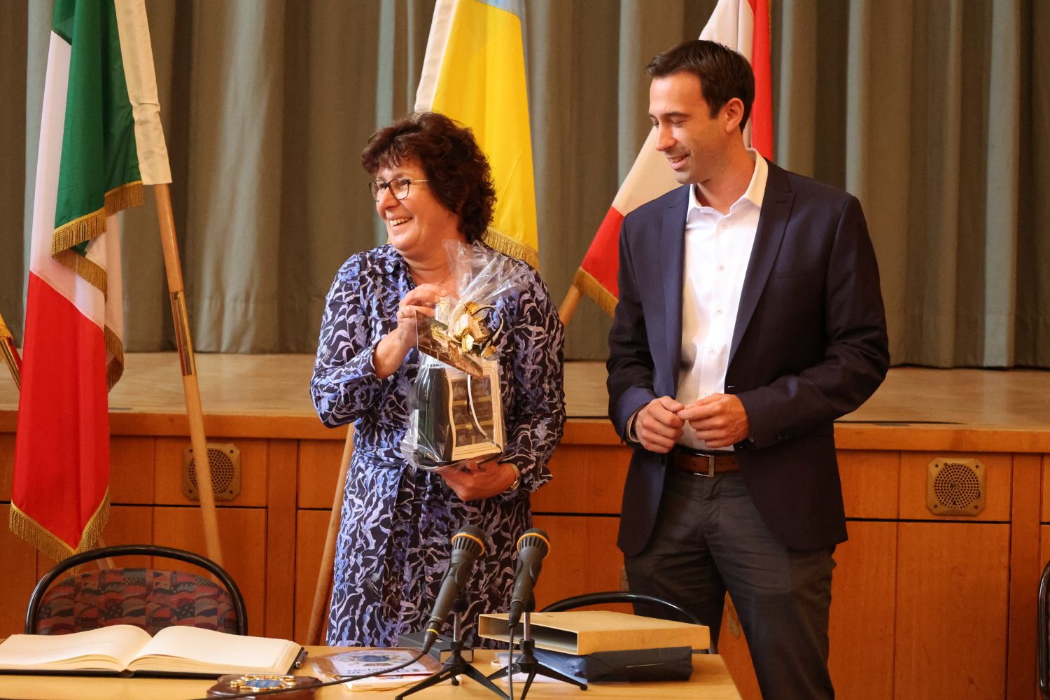 Übergabe von Gastgeschenken: Bezirksbürgermeisterin Maren Schellenberg und Tobias Dannenberg (Bürgermeister Hann. Münden) (6. September 2022)