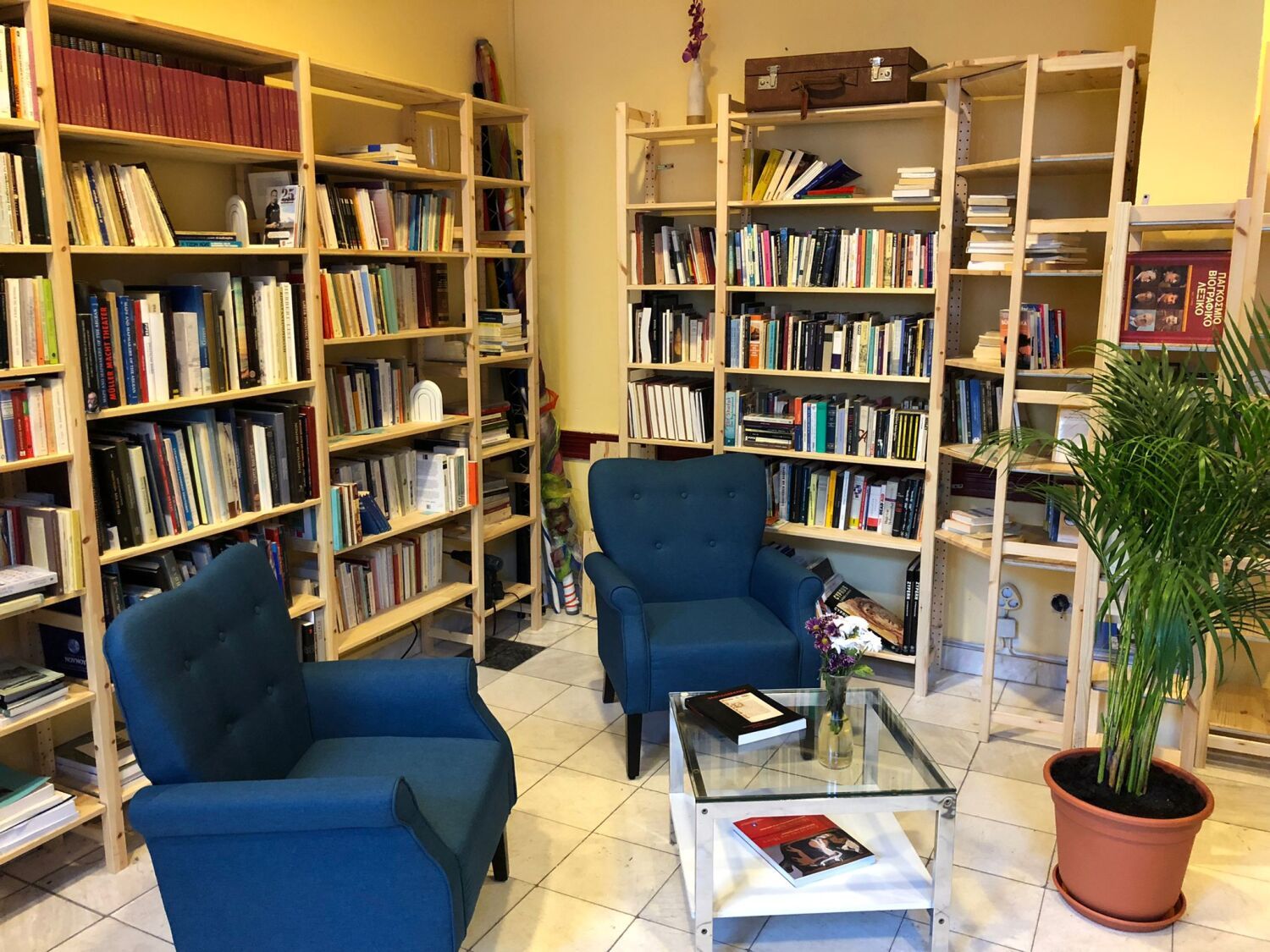 Gemütlich bei griechischer Literatur entspannen: neugestaltete Bibliothek in den Räumlichkeiten der Hellenischen Gemeinde zu Berlin e.V.