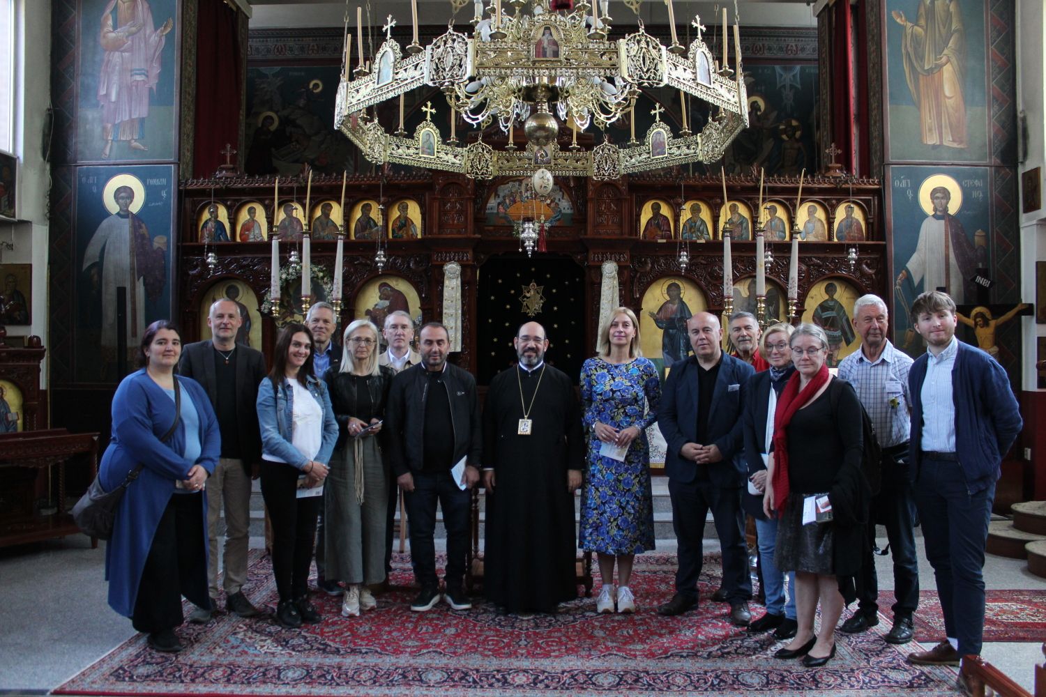 27. Mai 2023: Bischof Emmanuel Sfiatkos im Kreise der Besucherinnen und Besucher (griechische Gäste aus der Partnerstadt, Vorstandsvertreter des Städtepartnerschaftsvereins Steglitz-Zehlendorf e.V., Bezirksverordnete aus mehreren BVV-Fraktion etc.)