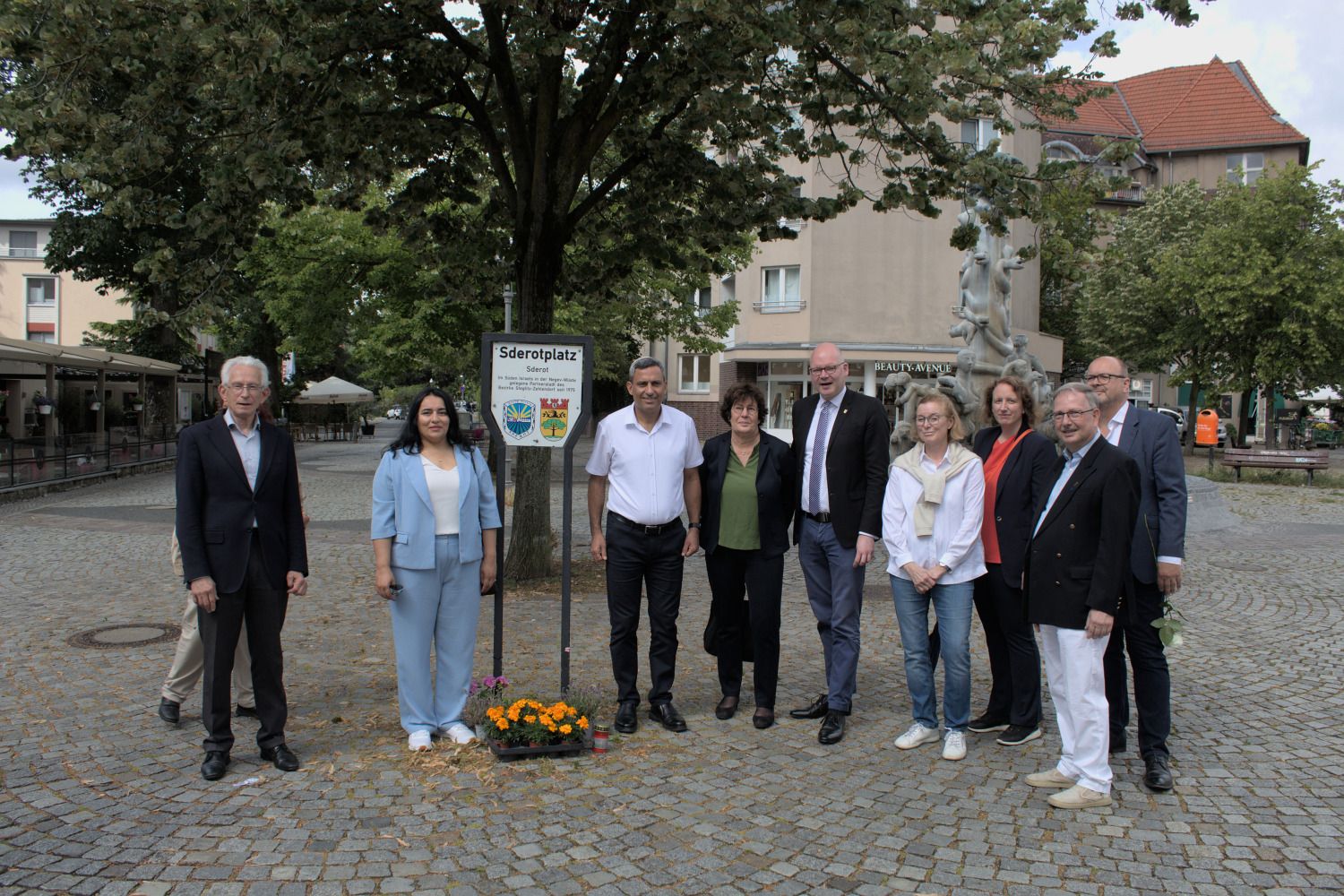8. Juli 2025: Vollversammlung auf dem Sderotplatz - Bürgermeister Davidi (3.v.l.) mit seiner Stellvertreterin Nahshonov (2.v.l.), Bezirksbürgermeisterin Schellenberg (4.v.l.), stellv. Bezirksbürgermeister Richter (5.v.l.), Bezirksbürgermeister a.D. Kopp (1.v.l.), außerdem mehrere Bezirksverordnete