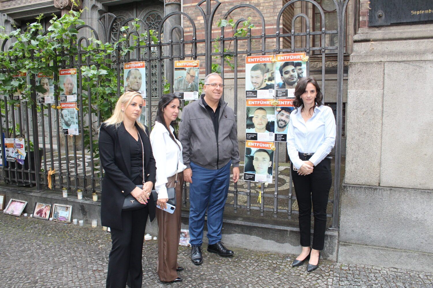 9. Juli 2025: Vor der Hauptfassade des Centrum Judaicum - Delegation aus Kiriat Bialik versammelt sich vor Plakaten, auf denen immer noch inhaftierte Geiseln abgebildet sind