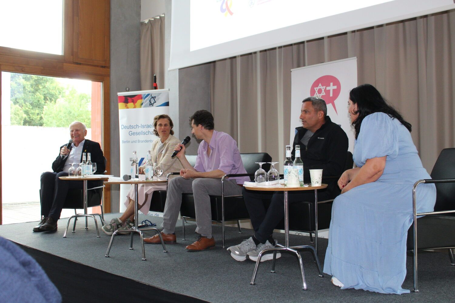 9. Juli 2025: Blick auf das Podium mit Bürgermeister und Stellvertreterin aus Sderot, dem DIG-Vorsitzendem Feilcke (ganz links) und der jüdischen GCJZ-Vorsitzenden Loeb (2.v.l.)