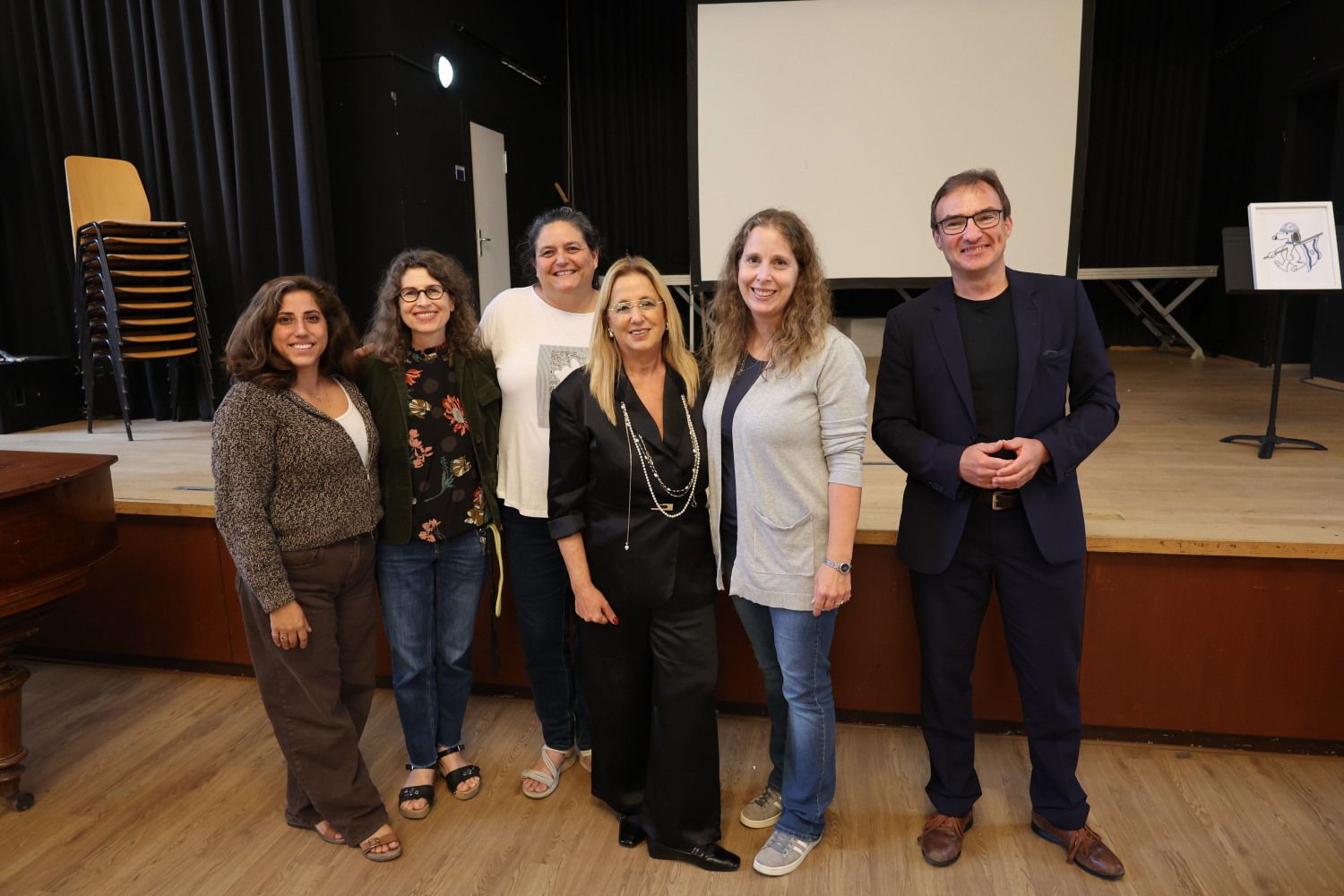7. September 2026: Gruppenfoto in der Schulaula - v.l.n.r.: Roni Rusnak (Lehrerin Kiriat Bialik), Katharina Dannenberg (Lehrerin Dreilinden-Gymnasium), Maya Toledano (Lehrerin K. Bialik), Raya Tabul (Schulleiterin ORT Kiryat Bialik School), Sylvia Bailey (Lehrerin Dreilinden-G.), Jens Stiller (Schulleiter Dreilinden-G.)