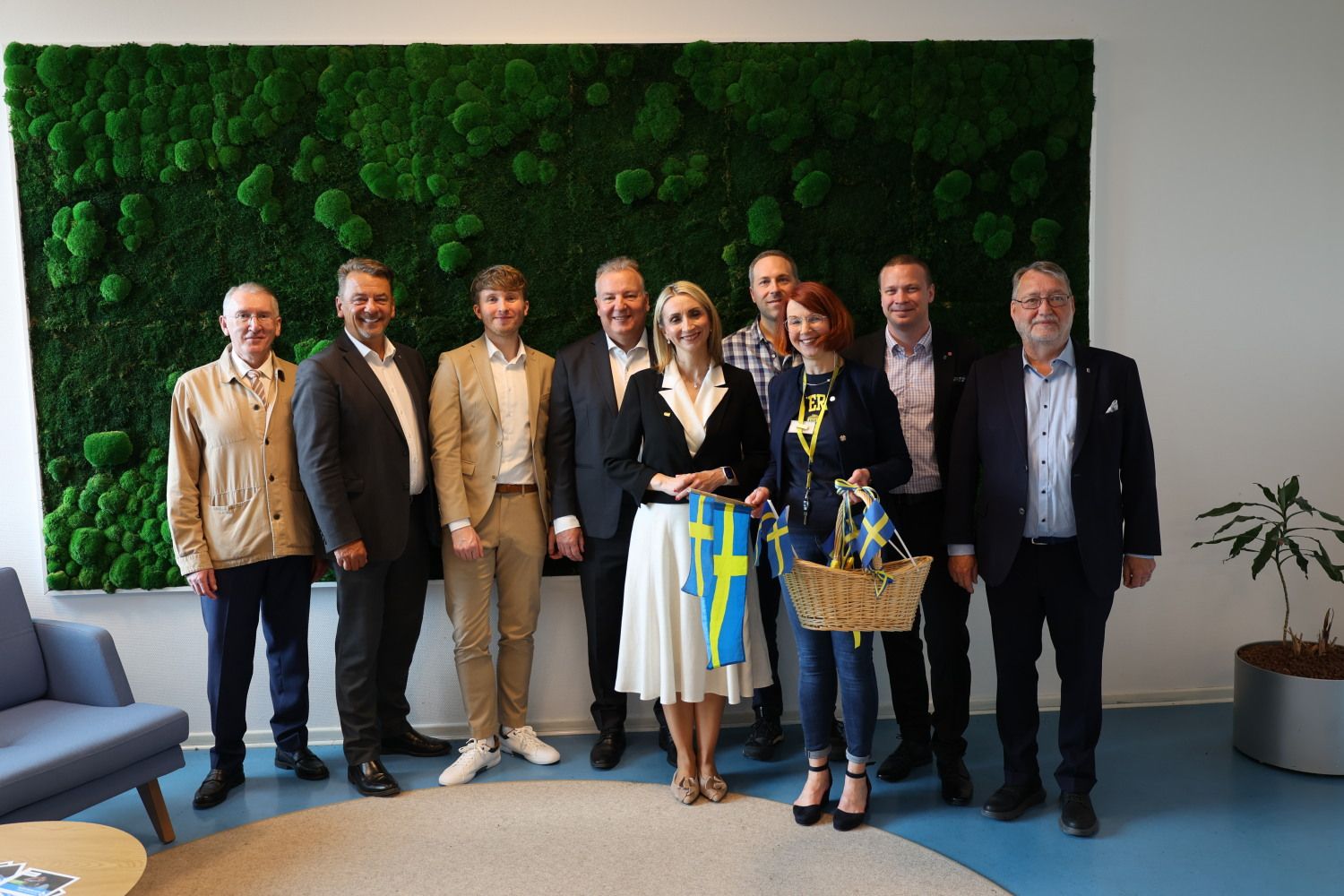 22. Mai 2026: Gruppenfoto beim Besuch der schwedischen Delegation in der Ingeborg-Drewitz Bibliothek. Vorne links Bezirksstadträtin Malgorzata Sijbrandij, rechts daneben Inken Meseck-Lude (stellv. Bibliotheksleiterin); Hintere Reihe: 3.v.l. Sebastian Leskien (Vorsitzender Städtepartnerschatsverein), 1.v.l. Bezirksverordneter Michael Zwilling