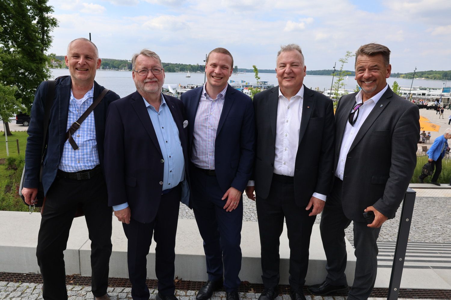 22. Mai 2026: Haben gut lachen: die schwedischen Delegationsmitglieder (v.r.n.l.) Nicolás Westrup, Tim Aulin, Ola Robertsson und Lennarth Förberg. Im Bild links Christian Urlaub, Beauftragter des Bezirksamts für Partnerschaften