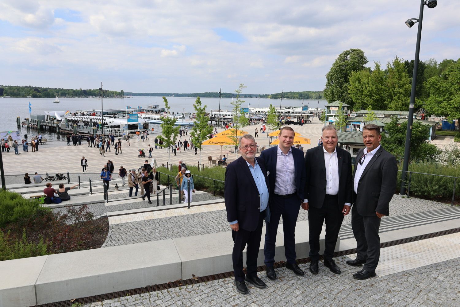 22. Mai 2026: Die schwedische Delegation versammelt sich auf der neuen Freitreppe, die den Blick auf Ronnebypromenade und Schiffsanleger freigibt