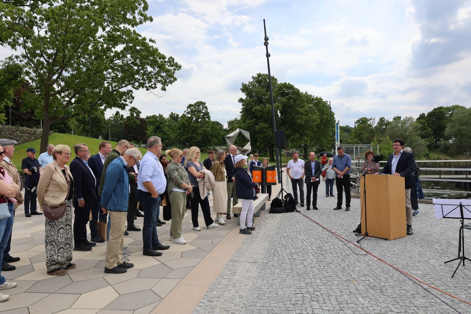 22. Mai 2026: Moderator Juri Effenberg (Regionalinkubator Berlin Südwest) führt am Rednerpult gekonnt durchs Programm der Einweihungszeremonie