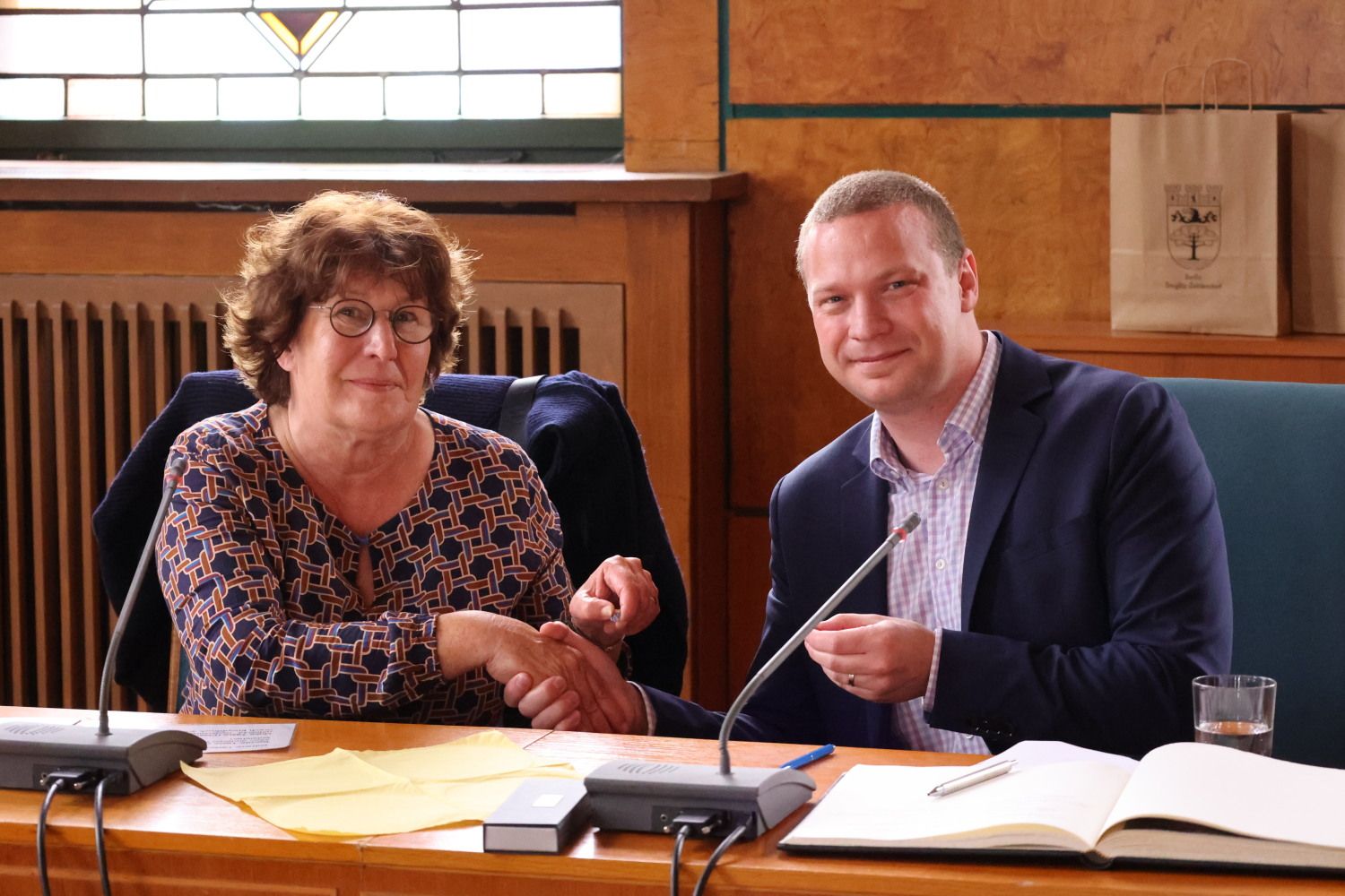22. Mai 2026: Freundliches Händeschütteln im Alten BVV-Saal des Rathauses Zehlendorf: Bezirksbürgermeisterin Maren Schellenberg und Bürgermeister Ola Robertsson