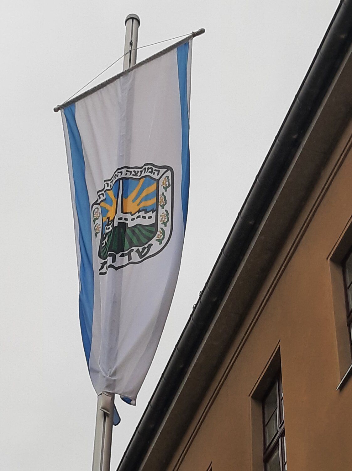 Juli 2024: Fahne der Partnerstadt Sderot (Israel) wurde vor dem Rathaus Zehlendorf gehisst.