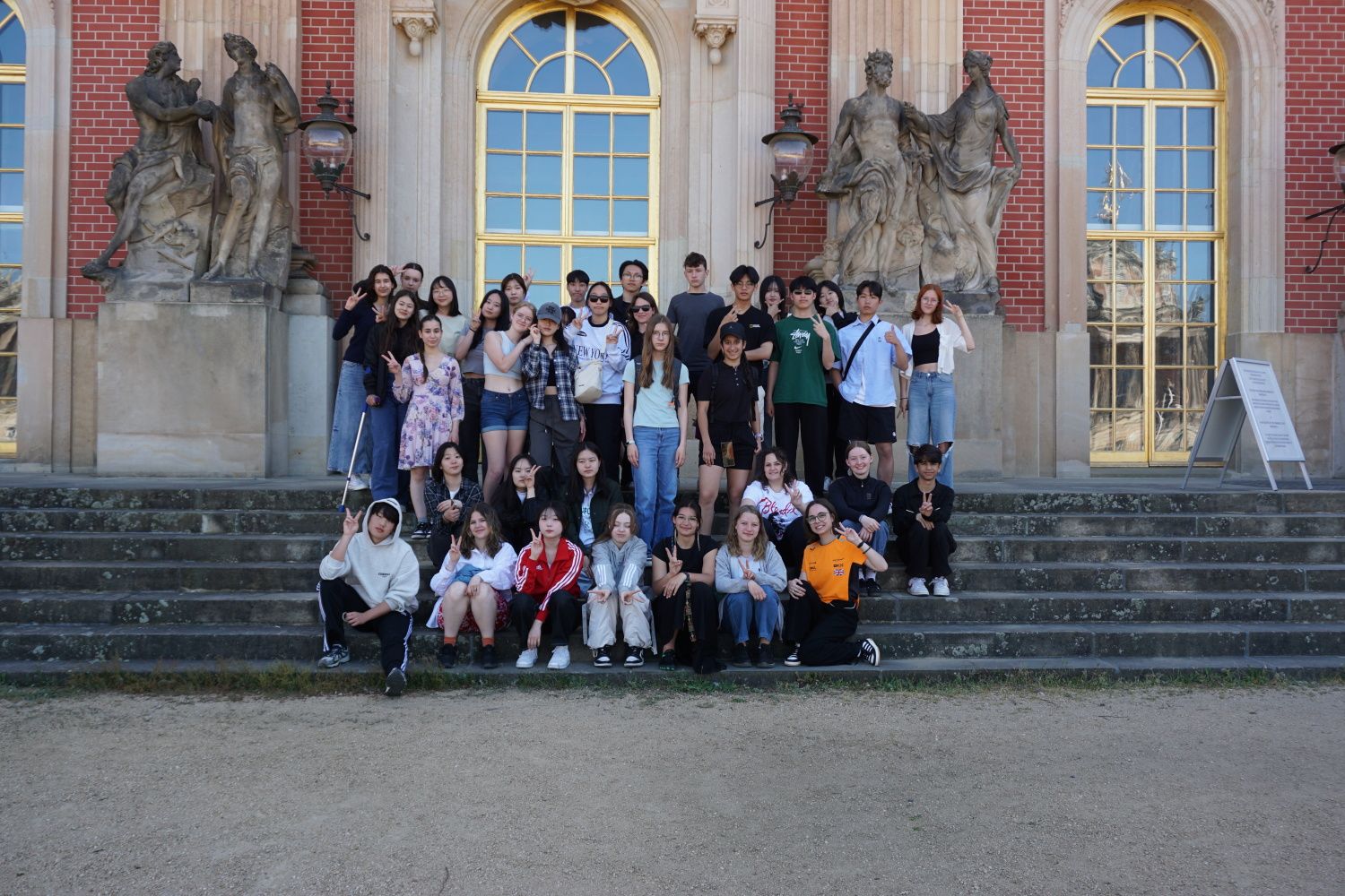 Mai 2024: Schüleraustausch mit Jugendlichen aus Songpa, Südkorea - hier vor dem Neuen Palais in Potsdam
