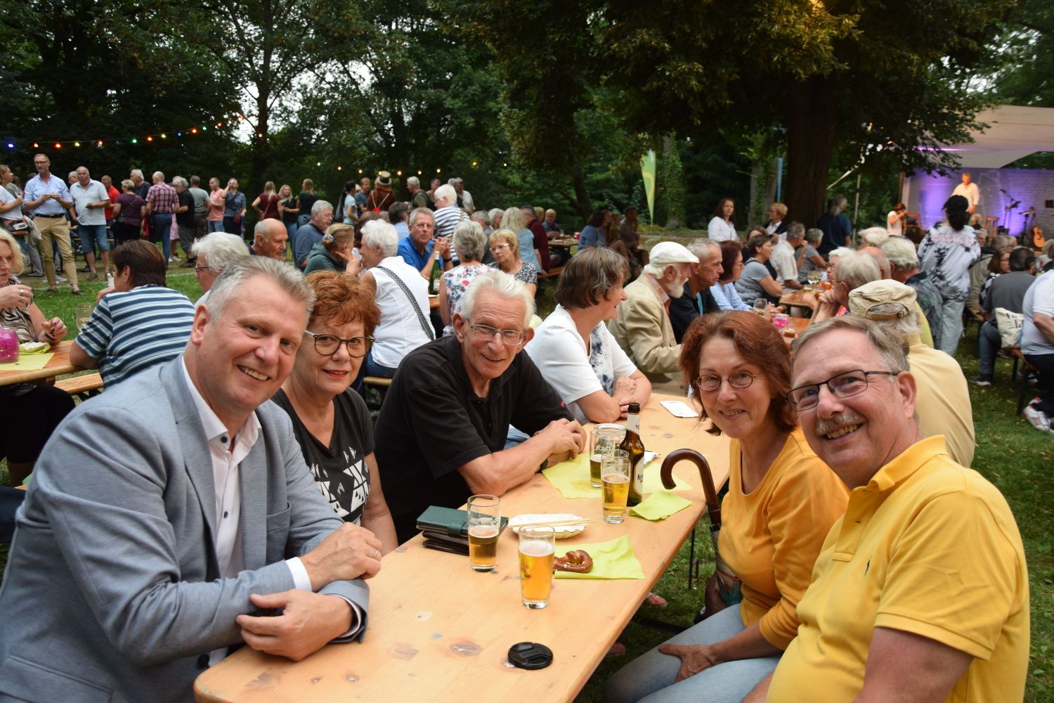 Städtepartnerschaftliche Begegnung am Rande des Lüchower Stadtfestes: Bürgermeister Torsten Petersen (vorne links) im Kreise seiner Gäste: Susanne Kamien (Wendland Regionalmarketing e.V.; 2.v.l.), Altbezirksbürgermeister Norbert Kopp (Mitte), Kerstin und Rolf Breidenbach (Städtepartnerschaftsverein Steglitz-Zehlendorf e.V.; beide rechts im Bild)