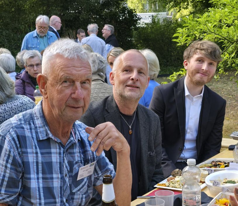 8. Juli 2025: Gute Gespräche beim Sommerfest - Sebastian Leskien, Vorsitzender des Städtepartnerschaftsvereins (rechts); Joachim Elbe, Vorstandsbeisitzer (links); Christian Urlaub, Partnerschaftsbeauftragter des Bezirksamts (Mitte)