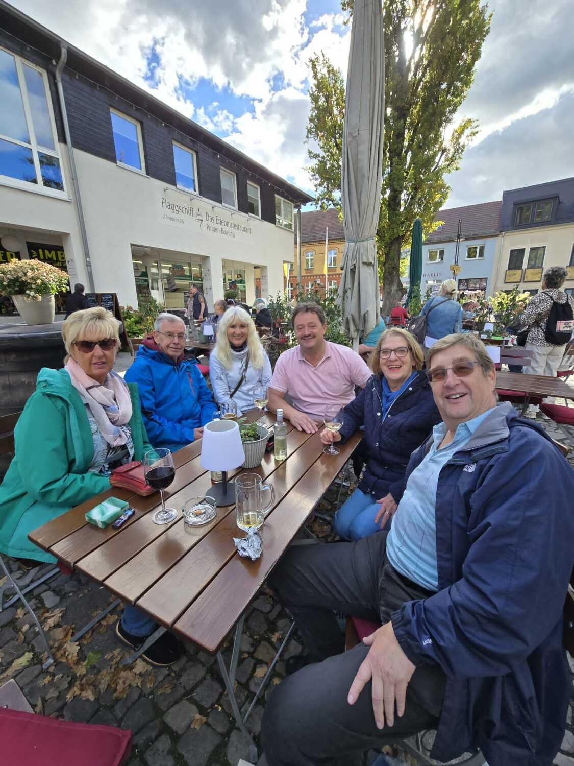 23. September 2025: Gemütliches Beisammensein im Spreewald - Altbürgermeister Ralf Hilmes aus Nentershausen (Mitte); stellv. Vorsitzende des Städtepartnerschaftsvereins Steglitz-Zehlendorf e.V., Gisela Pflug (2.v.r.); stellv. Vorsitzende des Partnerschaftsvereins 2000 Nentershausen e.V., Renate Stein (3.v.l.)
