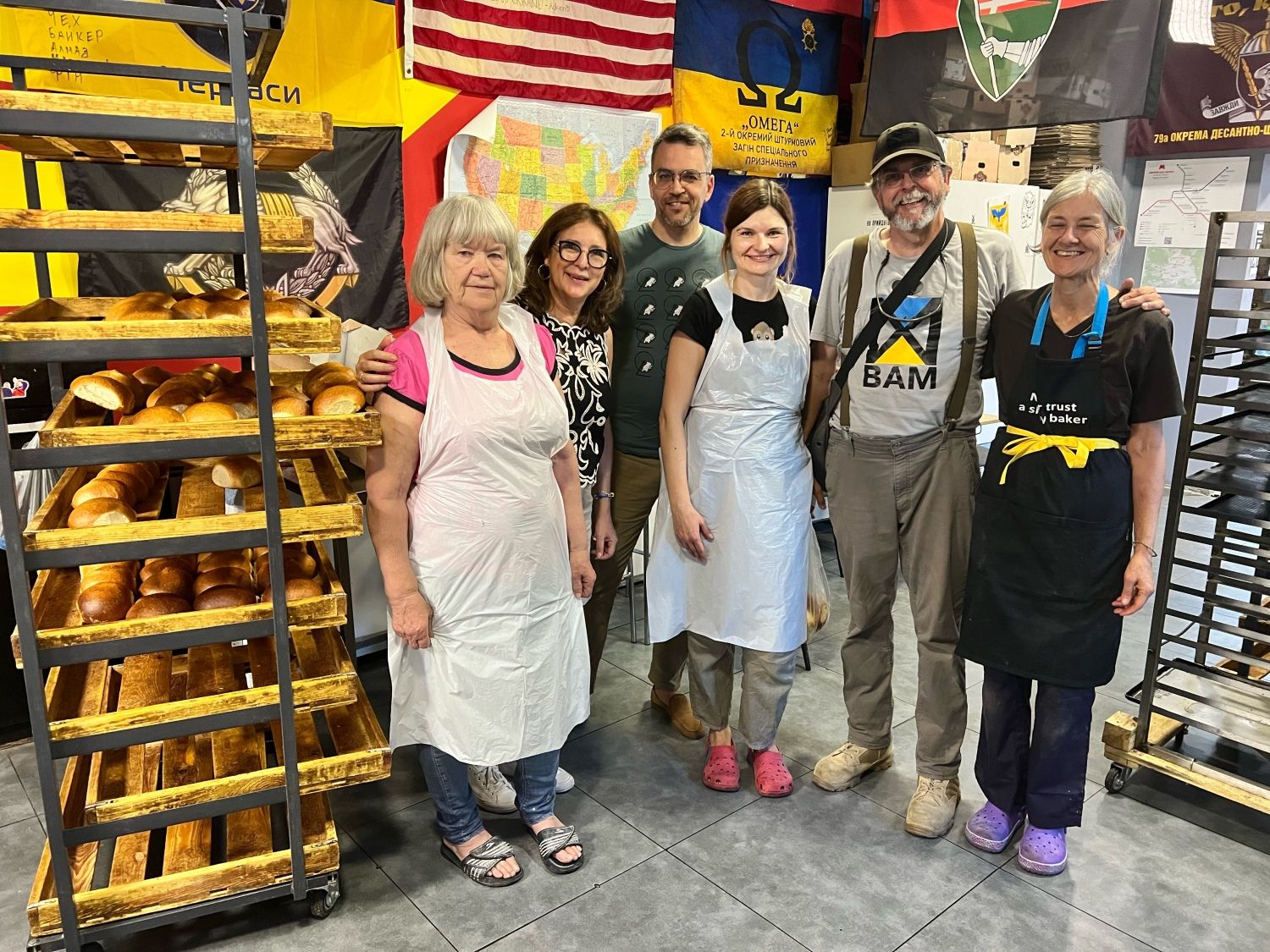 Hier wird gebacken: Olga Pischel (2.v.l.), Vorstandsmitglied des Städtepartnerschaftsvereins Steglitz-Zehlendorf e.V., im Kreise der ehrenamtlichen Bäckerinnen und Bäcker des "Hell's Kitchen"