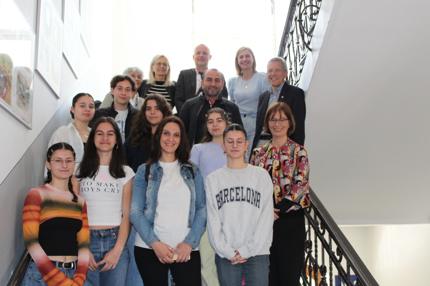 26. Mai 2023: Besuch in der Staatlichen Europaschule für Neugriechisch mit Schulleiterin Lükemann (vorne rechts), Schülerinnen und Schüler verschiedener Jahrgangsstufen, der griechischen Delegation, Generalkonsul Stechel (hinten rechts) und dem Partnerschaftsbeauftragten des Bezirks, C. Urlaub (hinten Mitte)