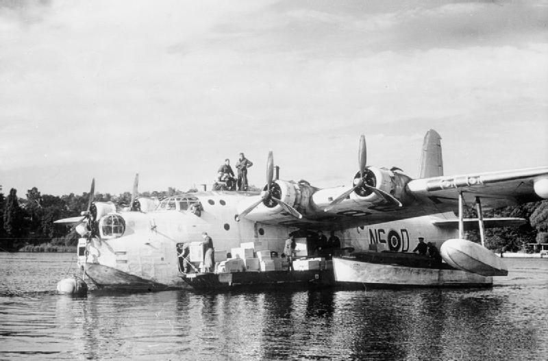 Im Rahmen dre Luftbrücke landet eine Sunderland 1949 auf dem Wannsee