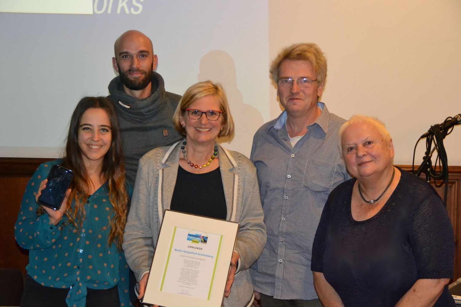 Merve Dikme (Wirtschaftsförderung), Samuel Waldeck (Shift GmbH), Bezirksbürgermeisterin Angelika Schöttler, Rainer Penk (Fraktionsvorsitz Bündnis 90/Die Grünen der BVV), Ilona Hengst (Steuerungsgruppe Fairtrade)
