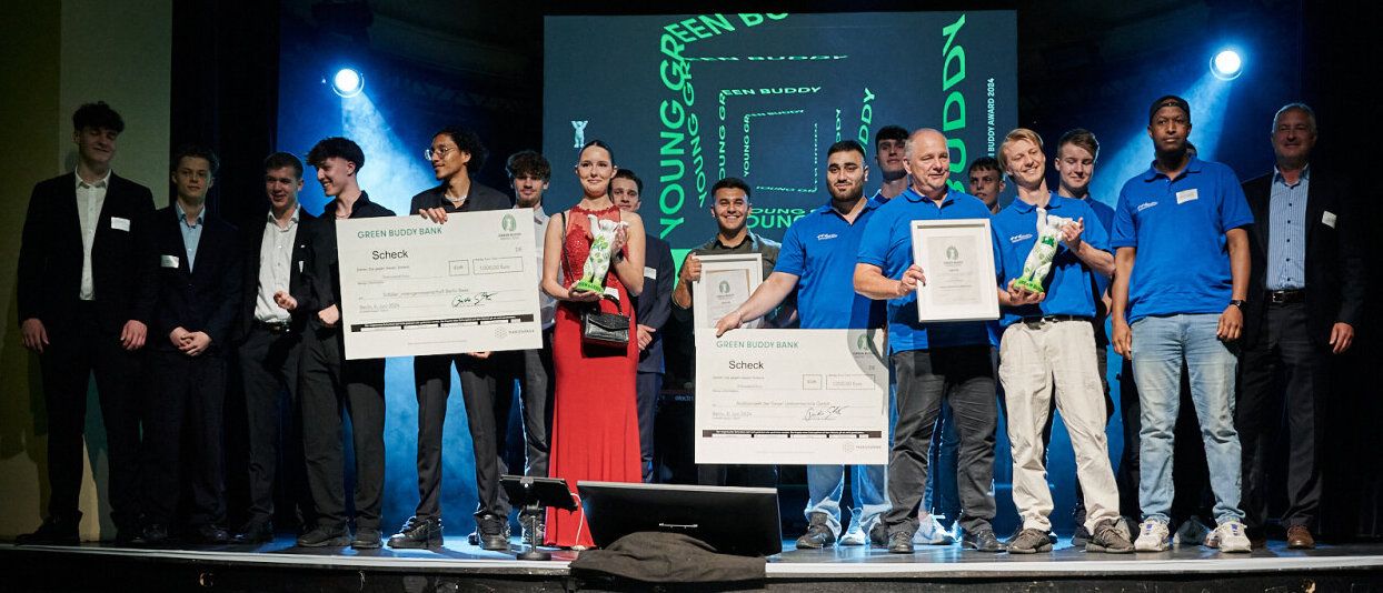Preisübergabe in der Kategorie „Young Green Buddy“ an die Schüler_innengenossenschaft Berlin Bees und das Azubiprojekt der Geyer Umformtechnik GmbH (Bild: Julia Merkel)