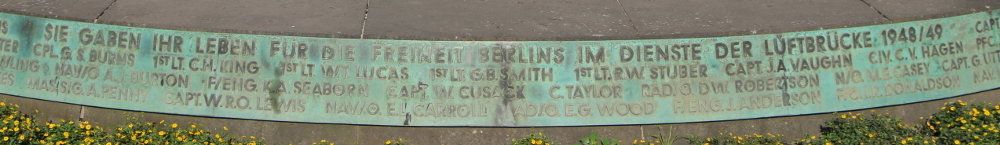 Inschrift des Luftbrückendenkmals (Bild: Pressestelle Tempelhof-Schöneberg)