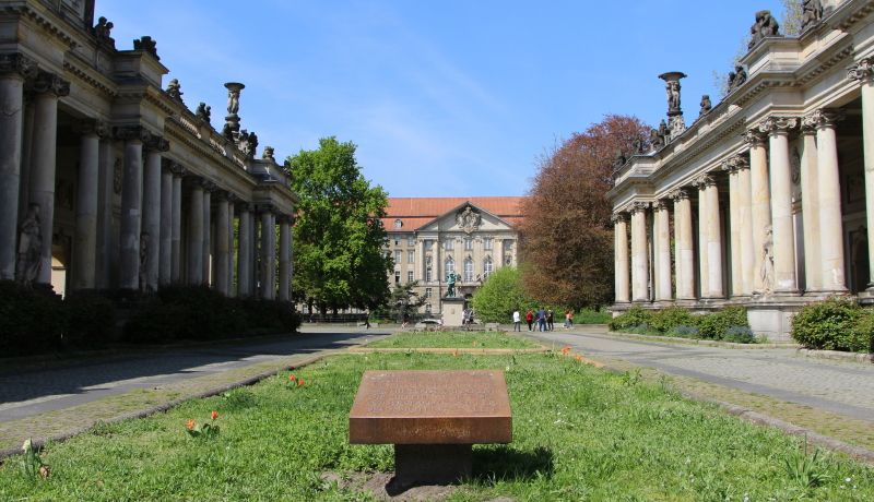 Die Königskolonnaden vor dem Kleistpark, mit Blick auf das Kammergericht