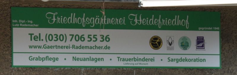 Schild über dem Eingang des Heidefriedhofs