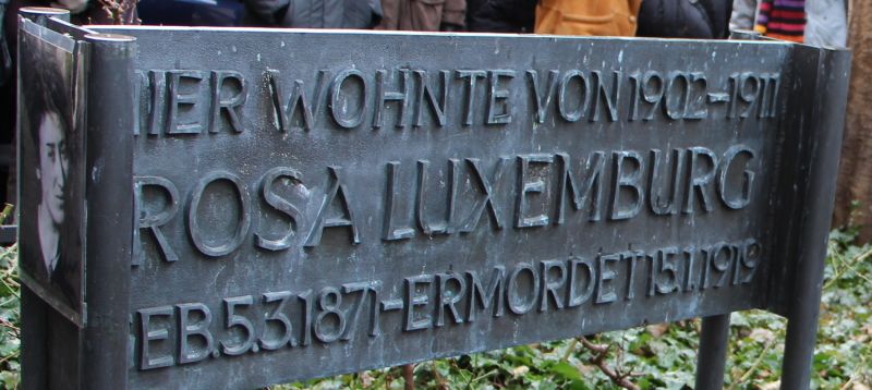 An der Gedenktafel wird jedes Jahr am 15. Januar an die feige Ermordung Rosa Luxemburgs durch Freikorpsoffiziere erinnert.