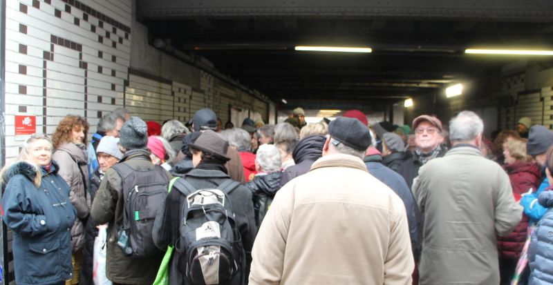 Weiter ging es durch die S-Bahn-Unterführung in Richtung Frienau. Dort wurde es durch die große Anzahl der Kiezspaziergänger_innen etwas eng.