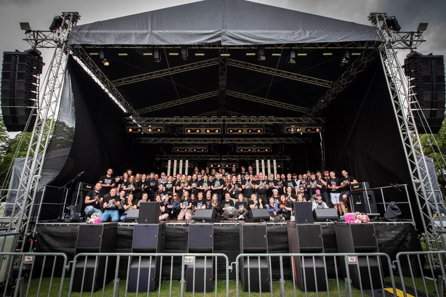 Die 106-köpfige Crew Ehrenamtlicher des Trägers CYPE e. V. auf der Bühne des Rocktreffs 2026