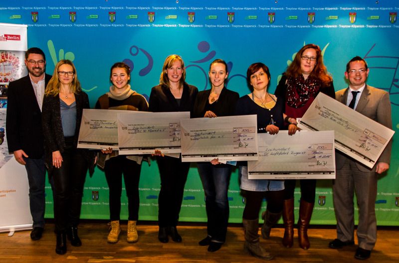 V.l.n.r. – Bezirksstadtrat M. Vogel, Gleichstellungsbeauftragte des Bezirksamtes A. Armbrust, Vertreterinnen der Sportvereine Köpenicker Kanusportclub, BBC 90 Köpenick, Tauchclub fez, SV Luftfahrt Ringen, Berliner Ruder Club Ägir, Bezirksbürgermeister O. Igel