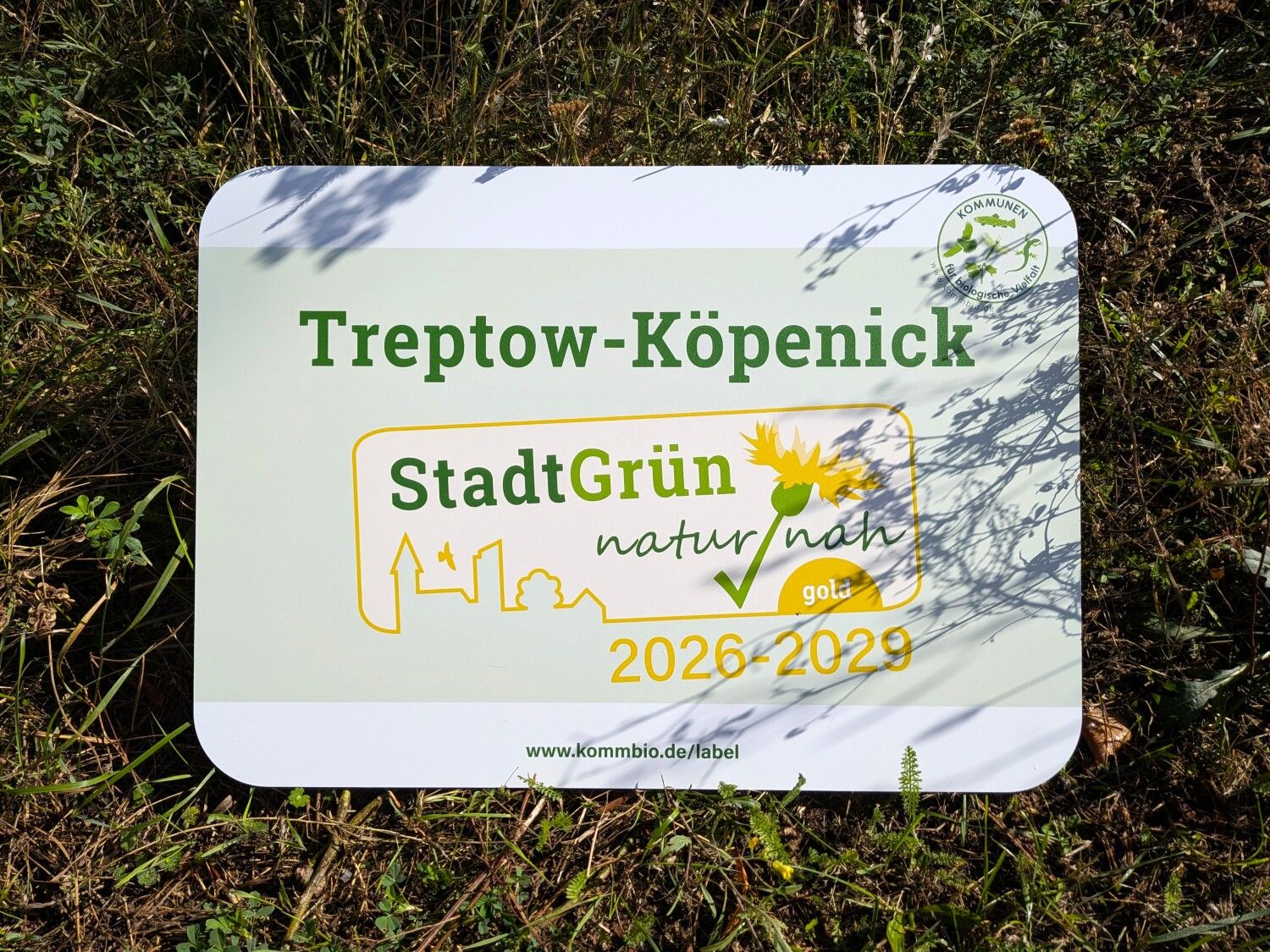 Schild Label Stadtgrün naturnah Gold