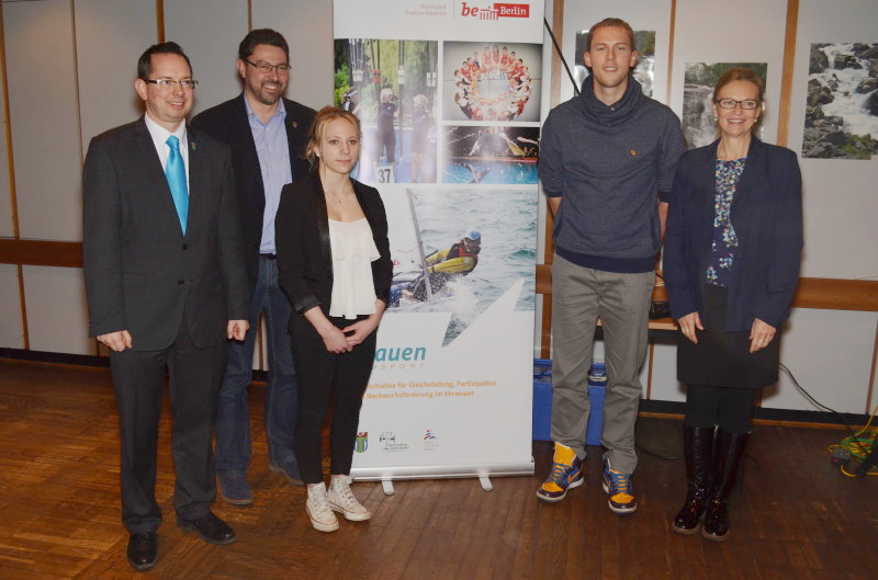 Verleihung des Zukunftspreises 2014: v.l.n.r. Bezirksbürgermeister Herr O. Igel, Bezirksstadtrat Herr M. Vogel, L. Ersel (SVL), B. Buchner (BBC), Gleichstellungsbeauftragte Frau A. Armbrust