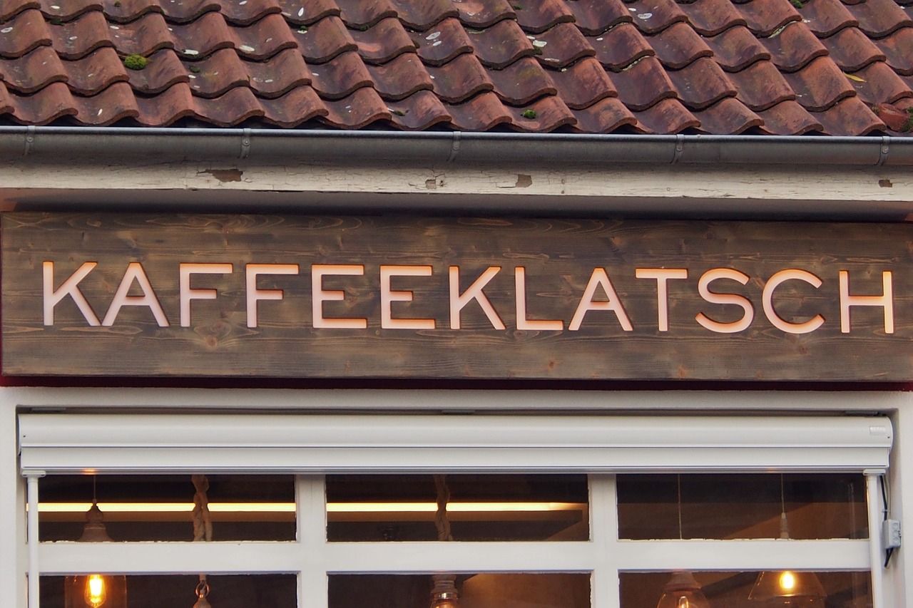 Schild mit Beschriftung Kaffeeklatsch