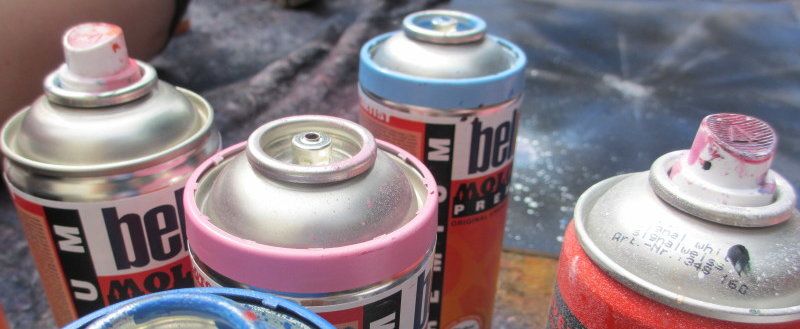 Spraydosen mit verschiedenen Farben