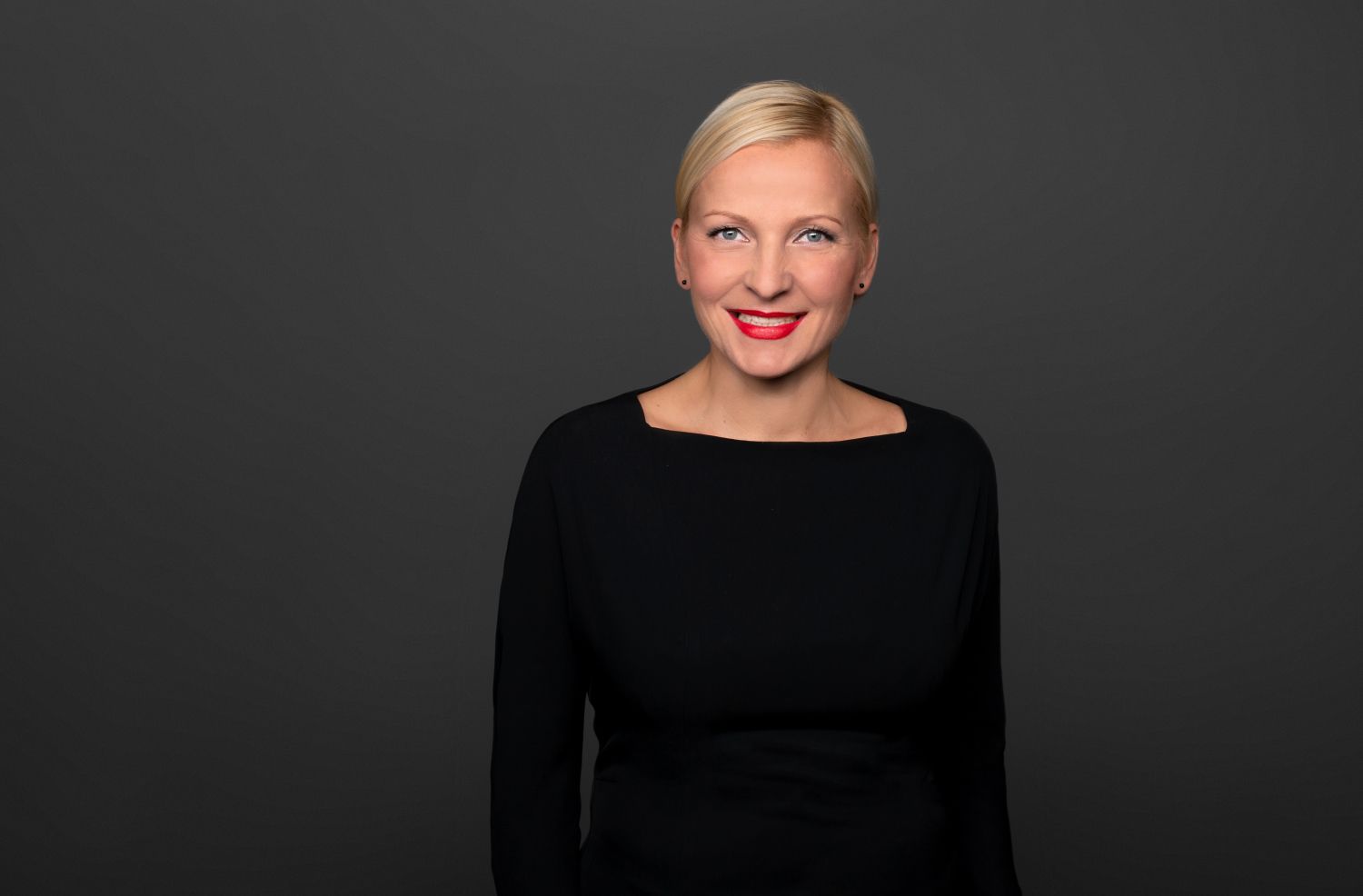 Bild Jeannine Koch vor schwarzem Hintergrund