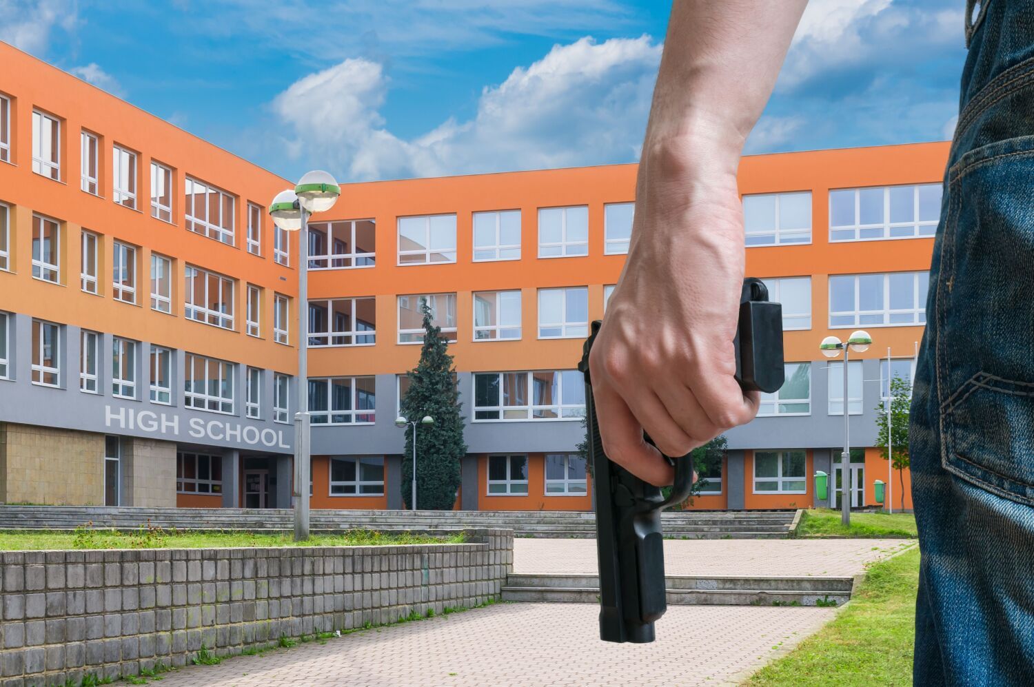 Junge bewaffneten Mann hält Pistole in der Hand an einem öffentlichen Ort