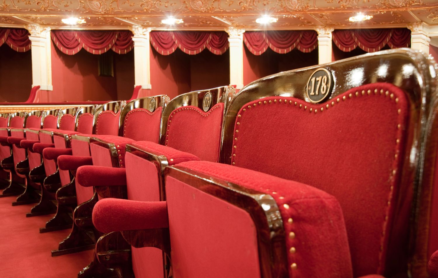 Rote gepolsterte Sitze in einem alten Theater