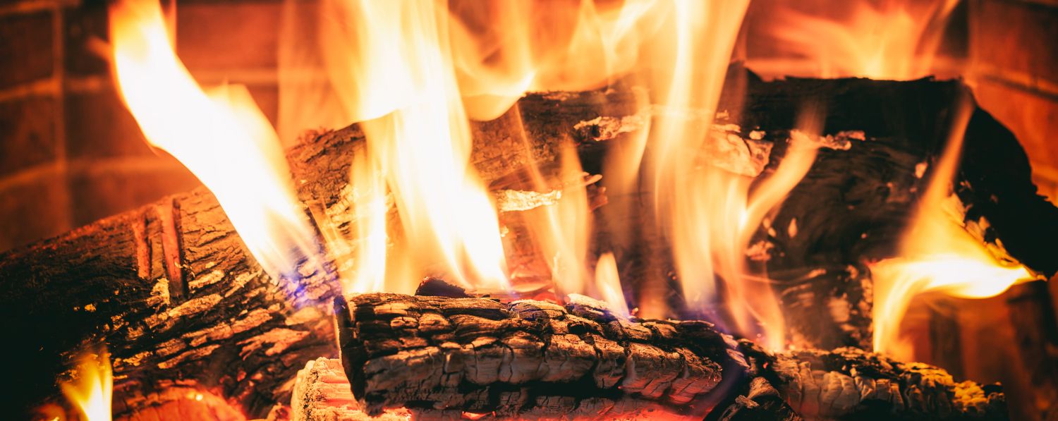 Holzscheite brennen im Kamin. Holzverbrennung