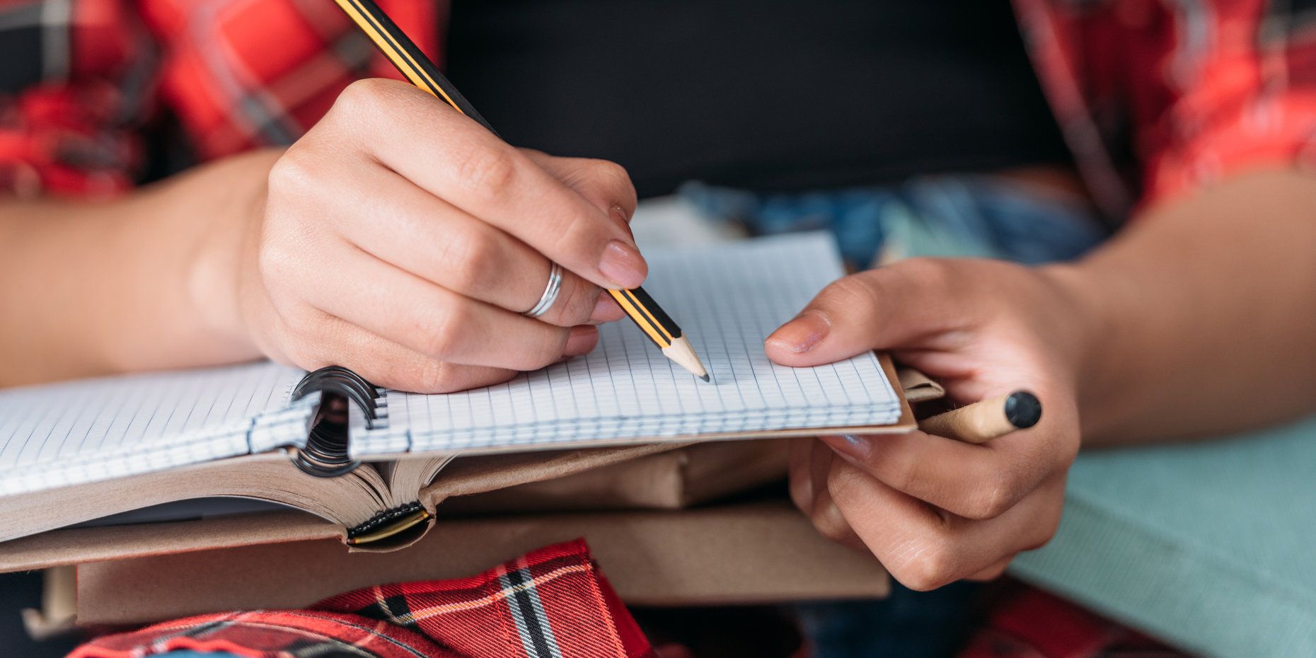 Student schreibt in ein Notizbuch