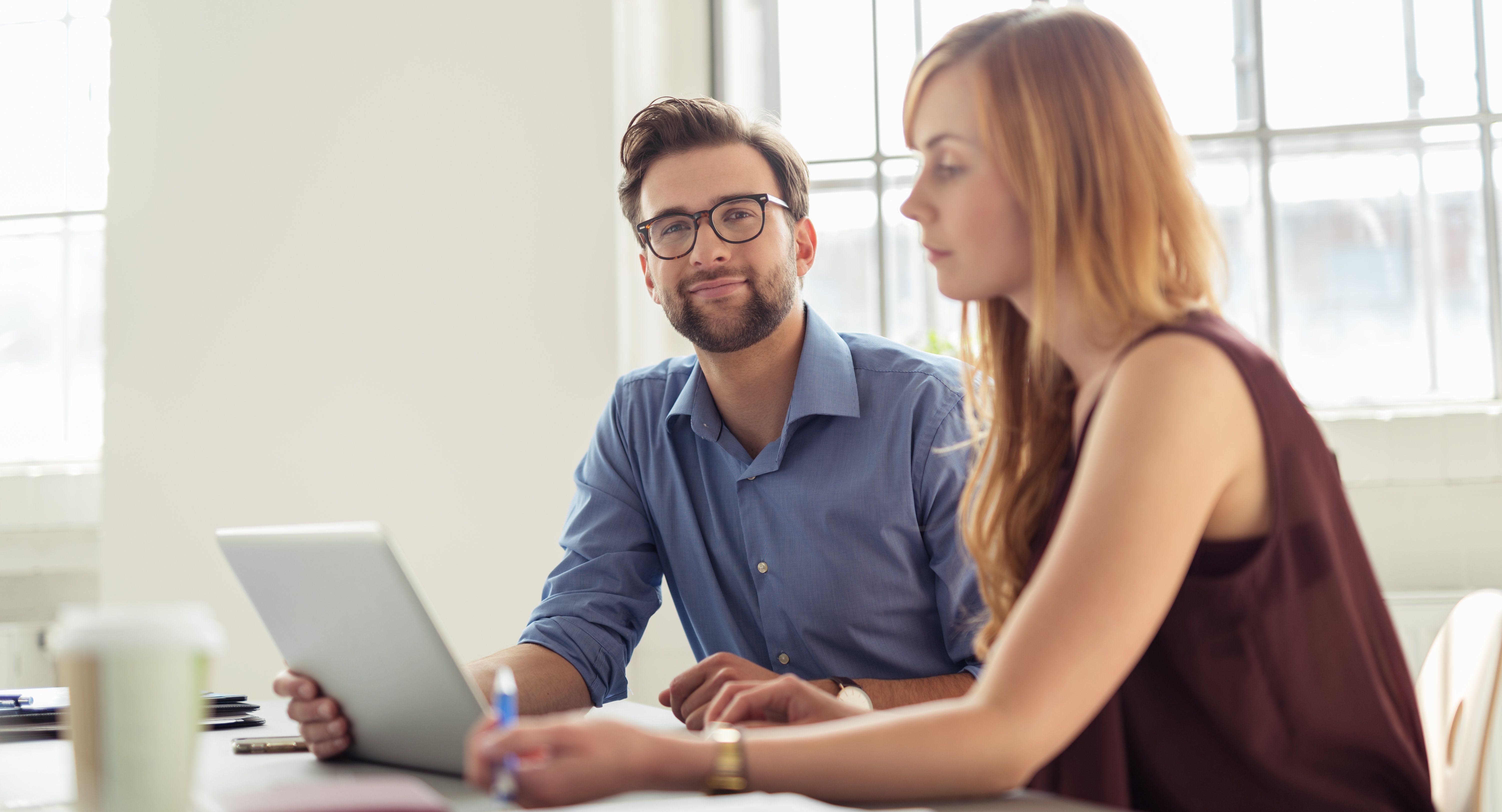 Business-Leute sitzen am Tisch mit laptop