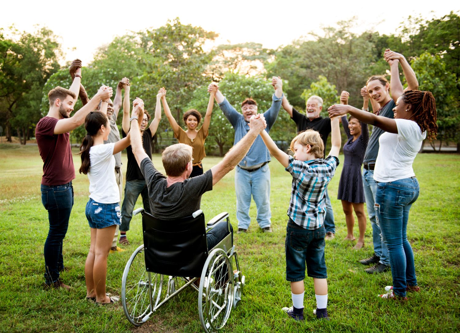 Gruppe von Menschen Hand in Hand zusammen im Park