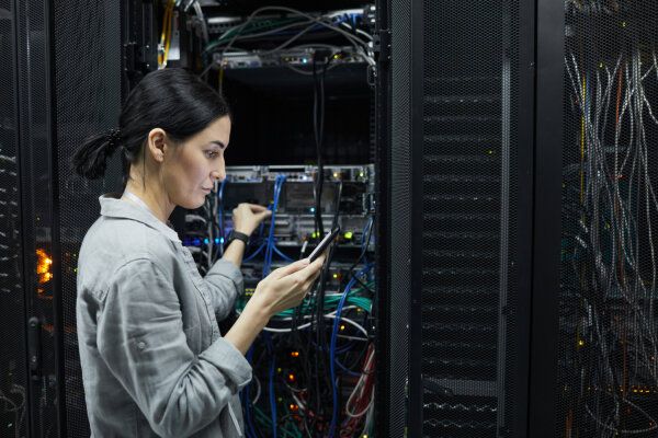Junge Frau arbeitet am Computer