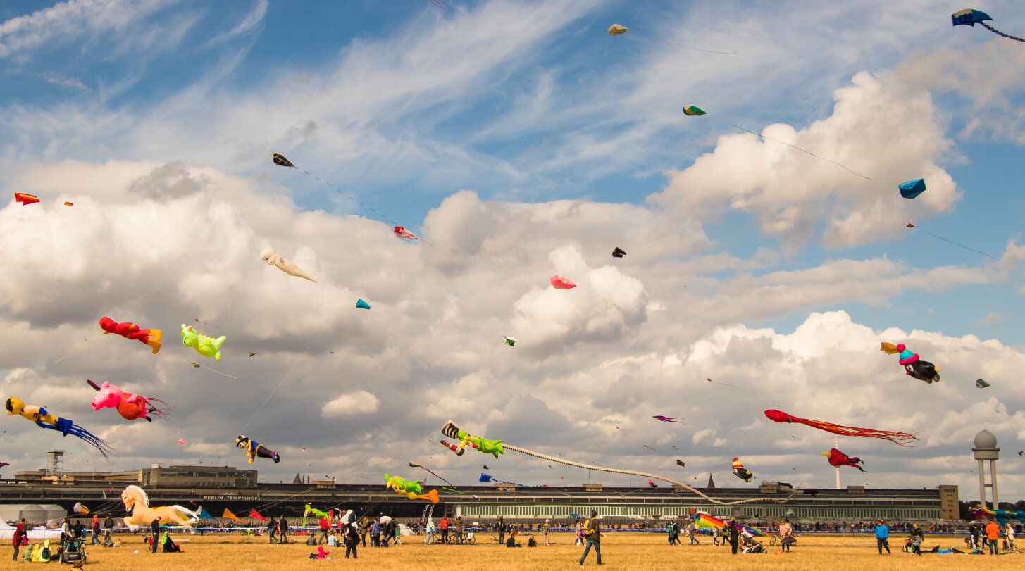 Drachen steigen über dem Tempelhofer Feld auf