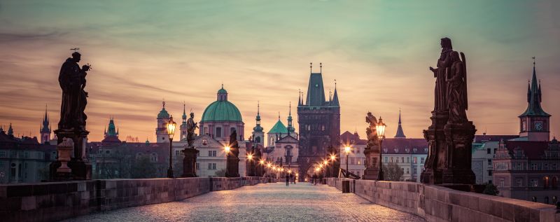 Prag: Karlsbrücke bei Sonnenaufgang
