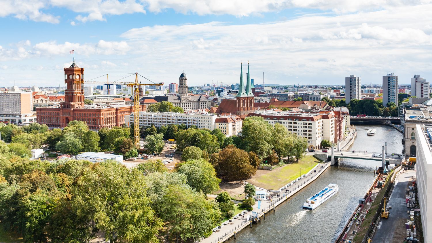 Panorama der Spree entlang mit Rathausbrücke in Berlin